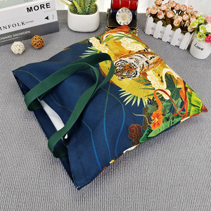 Bolsa de Lona Personalizada con Impresión DTG, al por Mayor, Moderna, de Gran Capacidad, con Cierre, Modelo 1, para Cosméticos, Compras, Ropa, Regalos - Product Image 2