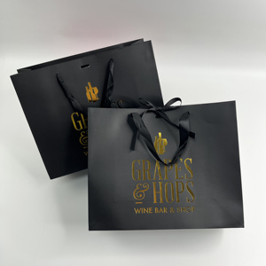 Sacs en papier noir mat de qualité supérieure avec logo doré - Sacs de shopping de luxe pour mariage et occasions spéciales - Product Image 3