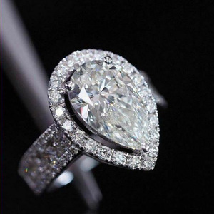 Anello di fidanzamento da donna F930 in oro bianco con diamante taglio a pera naturale colore D e montatura a halo - Product Image 2