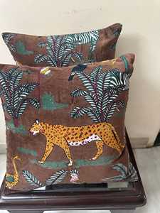 Housses de coussin en velours de coton de luxe, taillées à la main, décoratives, motif Tigre Majestueux (Moutarde Dorée) : un animal audacieux et classique - Product Image 2