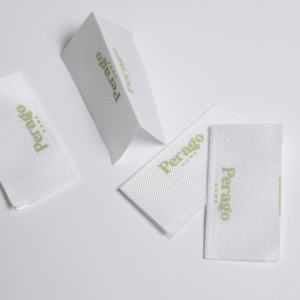 Etiqueta de cinta de poliéster impresa personalizada con logotipo de marca e instrucciones de cuidado de lavado para trajes de baño - Product Image 1