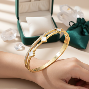 Bracciale in Acciaio Inossidabile Placcato Oro con Cristalli, Design Trifoglio Nero - Product Image 3