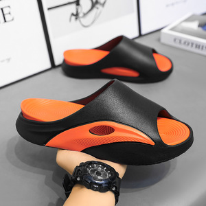 Sandalias casuales antideslizantes de suela gruesa en negro y naranja para hombre, para la playa. - Product Image 1