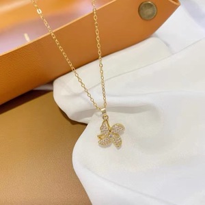 Collier pendentif fleur en or avec pavé de pierres, design moulin à vent rotatif, bijou cadeau - Product Image 4