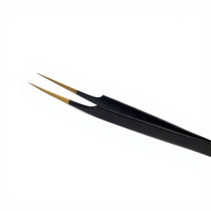 Pinza de aislamiento angular para mujer, negra, recubierta de polvo, con punta dorada, logotipo dorado personalizado, agarre simple en la mano - Product Image 1