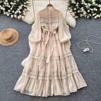 Robe longue élégante pour femme avec ceinture à nouer, manches bouffantes et empiècements en dentelle – Collection Printemps