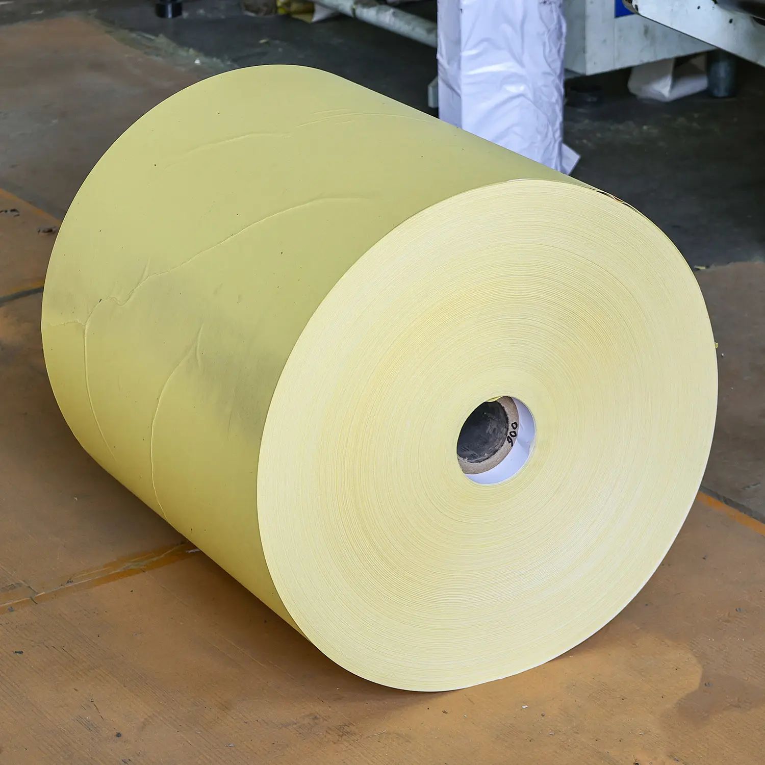 Jumbo Roll Yellow Silicone Paper Raw Material PE Coated Silicone Paper For Sticker/Label Production