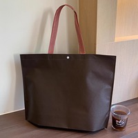 Tas belanja sepatu anak-anak non woven warna coklat Multi ukuran dengan tombol tas tote non-tenun ekstra besar untuk Jaket bulu angsa