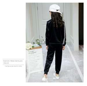 Échantillon Gratuit Vente en Gros Ensemble Sweat à Capuche et Pantalon de Sport Tendance avec Broderie Étoile Scintillante pour Filles - Product Image 4