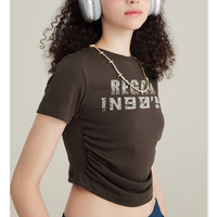 T-shirt court d'été Y2K pour femme, avec logo personnalisé imprimé, ourlet incurvé, longueur au-dessus du ventre, style vintage, avec plis latéraux