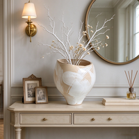 Vase en céramique peint à la main, couleur beige neutre, ouverture large, forme organique, pot décoratif en céramique pour la décoration intérieure de table.