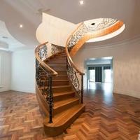 Conception sur mesure d'escalier hélicoïdal grandiose pour villas de luxe, offrant une fluidité sans coupure et des espaces de vie ouverts.