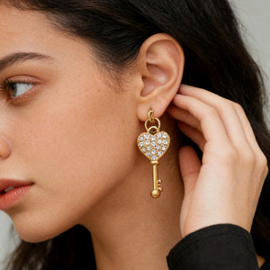 Pendientes de Diamantes con Corte Corazón, Chapados en Oro de 18K, Acero Inoxidable, para Uso Diario - Product Image 1