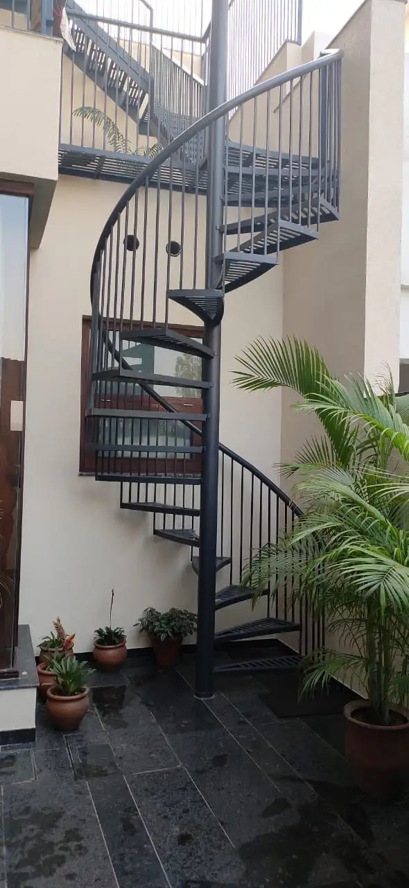 CBMmart 빌라 하우스 호텔용 곡선 계단 나선형 실내 계단 나무 금속 트레드 럭셔리 심플 프리 디자인