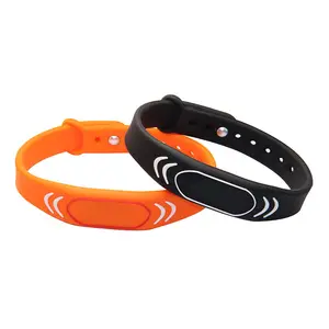 Échantillons gratuits 13.56MHz HF NFC Puce RFID Bracelet en silicone étanche Cartes de contrôle d'accès festives Bracelet