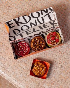 Emballage en carton de papier pliable biodégradable personnalisé, vente en gros de <span class=keywords><strong>boîte</strong></span> d'emballage de papier cadeau de gâteau biscuit biscuit beignet avec bûche - Product Image 5