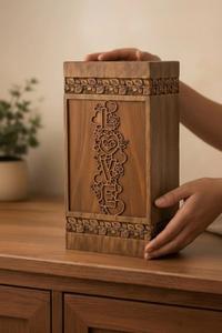 Compre una urna de cremación de madera hecha a mano de lujo |   Urna Conmemorativa con Diseño Floral Tallado con la Palabra LOVE, para Uso en el Hogar o en Funerales - Product Image 4