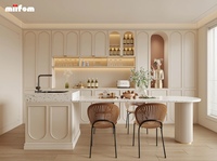 Lemari Dapur Gaya Shaker Krim Prancis dengan Rak LED, Lemari Pantry Beralur, dan Pulau Dapur dengan Bar Air Terintegrasi untuk Dekorasi Rumah