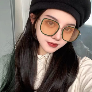 Gafas de Miopía para Mujer con Protección Anti-Luz Azul, Montura Completa Marrón, Montura Grande, Fotocromáticas, Patrón Geométrico que Estiliza el Rostro - Product Image 3