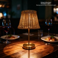 Lampu Meja LED Tenaga Surya dari Rotan Tahan Hujan Isi Ulang Tipe-C Lampu Malam untuk Berkemah di Pantai Restoran Alfresco