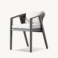 Ensemble de salle à manger de jardin haut de gamme, table en aluminium noir à lattes, chaises de salle à manger avec dossier en corde tressée, mobilier d'extérieur