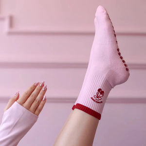 Niedliche Individuelle Pilates-Socken mit Kirsch-Motiv – Rutschfeste Mesh-Griff-Socken für Pilates, Personalisierte Hochwertige Socken für Barre, Tanz, Yoga und Pilates - Product Image 2