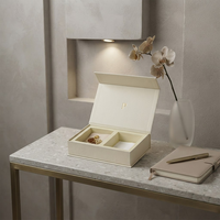 Boîte cadeau de luxe personnalisée pour bijoux, étui rigide magnétique texturé crème avec double compartiment, marque boutique