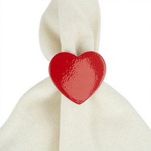 Anneaux de serviette en métal en forme de coeur enduit rouge pour la décoration de table de dîner spécial de mariage à la maison - Product Image 1
