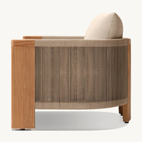 Allwetter-Seilgeflecht-Sessel mit Massivholzrahmen aus Teakholz, geriffelten Details und cremefarbenem Kissen, Robuster Loungesessel für Garten und Terrasse