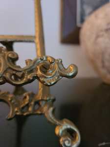 ขาตั้งทองเหลืองที่เป็นของแข็งวินเทจที่งดงามแสดงภาพและภาพวาด - Product Image 4