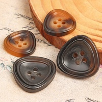 Kancing Resin Warna Kopi Hitam Bentuk Segitiga 4 Lubang Tahan Aus Klasik untuk Pakaian