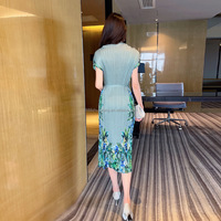 Personnalisable en gros été dames robe taille minceur élégant Cheongsam mi-longueur imprimé robe plissée pour les femmes