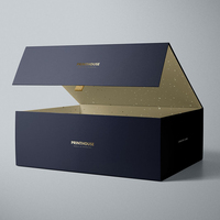 Boîte cadeau personnalisée de style livre bleu marine avec couvercle intérieur contrastant et panneau latéral imprimé pour offrir des vêtements et des chaussures