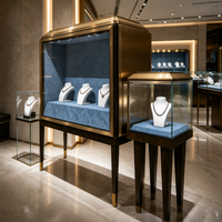 Vitrine de présentation de bijoux sur mesure, en verre avec bordure métallique et doublure en velours bleu, pour magasin de bijoux de luxe