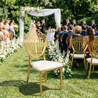 Chaise empilable en métal blanc doré à bas prix pour hôtel, banquet, mariage, fête, avec coussin en option