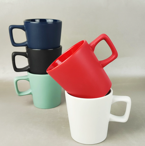 Taza de Cerámica Estilo Minimalista, Taza de Café de Color Sólido con Asa Cuadrada Única para Hogares Estéticos - Product Image 4