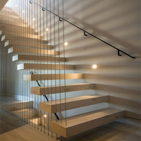 Escalier droit moderne en acier et bois pour intérieur avec rampe en verre