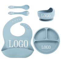 Ensemble d'alimentation pour bébé et enfant de 5 pièces, personnalisable en gros, sans BPA, bol à ventouse en silicone, assiette, bavoir, fourchette et cuillère en silicone
