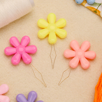 Enfile-aiguille en forme de fleur pour la couture à la main