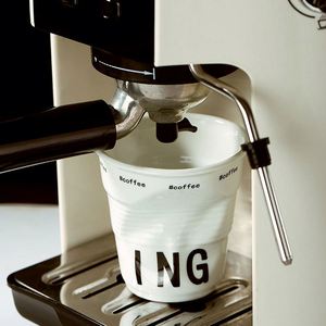Taza de Café Plegada de Estilo Nórdico, Taza de Cerámica Irregular con Letras Inglesas, Tazas Personalizadas para Latte y Desayuno con Eslóganes de Café - Product Image 3