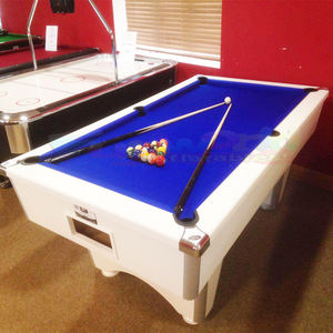 Adultes pleine grandeur jouant à des jeux billard tennis table de billard et combo air hockey