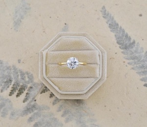 Bague de fiançailles solitaire en diamant de laboratoire de 2 carats, 4 griffes, ajustement confortable, en or blanc massif 14 carats, pour mariée de luxe certifiée - Product Image 4