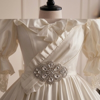 Robe de mariée formelle moderne en satin blanc ivoire, col en V, manches bouffantes, bordure à volants, appliques en cristal, silhouette de plage, sur mesure OEM/ODM