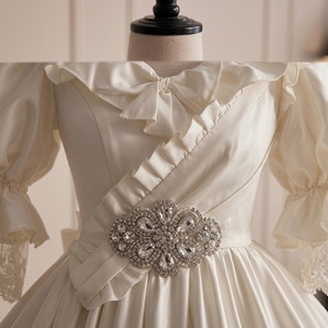 Robe de mariée, de bal ou de soirée formelle en satin blanc ivoire, col en V, manches bouffantes, bordure à volants, appliques en cristal, silhouette moderne style <span class=keywords><strong>plage</strong></span> - Product Image 2