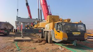 Grúa sobre Camión SAN Usada 2021, 600t STC2200 STC800E5 STC550T5 STC250H 50 Toneladas con Motor y Caja de Cambios - Product Image 3