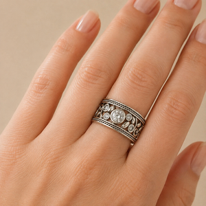 Anello con Design Floreale a Fascia Larga, Stile Barocco Vintage per Donne - Product Image 2