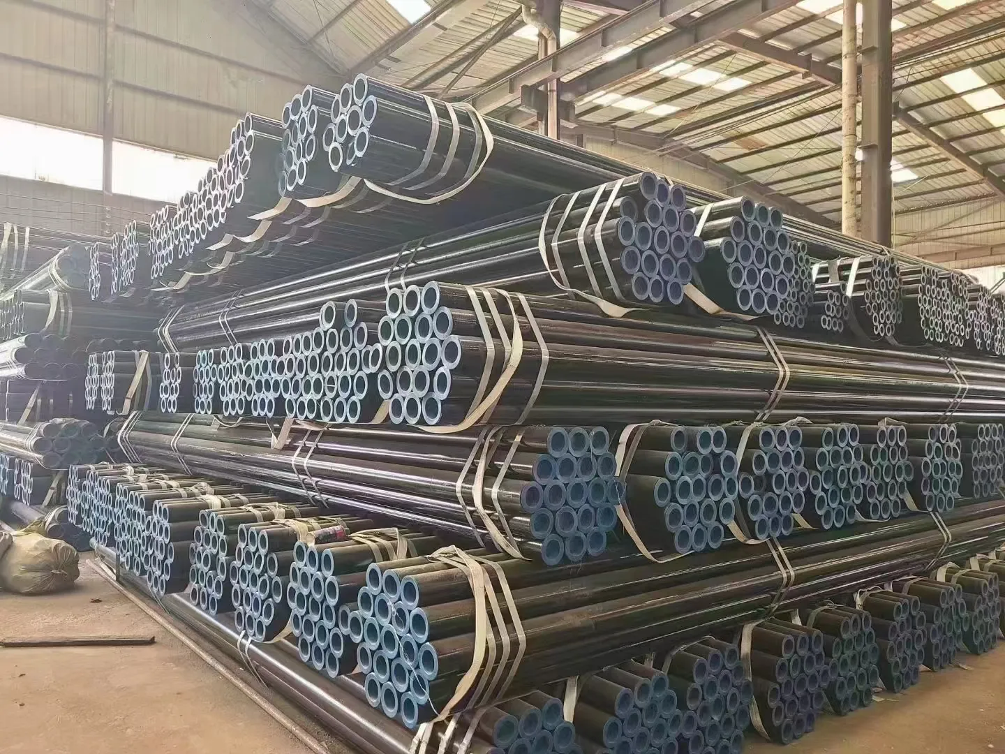 High Quality Carbon Steel Seamless Pipe Factory Direct Wholesale Low Price 12m Length Oil Boiler Applications Welding Included