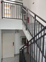 Rampe d'escalier en acier zingué, anti-rouille, revêtement poudré, personnalisable, escalier moderne, sécurité, durable, résistant à la corrosion