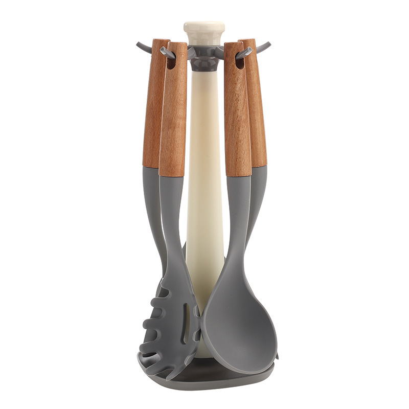 Ensemble de 6 ustensiles de cuisine avec manche en bois gris et support rotatif.