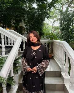 Ensemble Kurti et pantalon 3 pièces de créateur en tissu de coton et soie romaine avec broderie Zari, vêtements ethniques prêts-à-porter, tailles plus, costumes pakistanais - Product Image 2